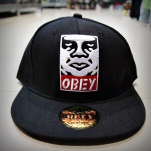 Черна хип-хоп шапка с права козирка OBEY с бяла релефна бродерия на логото