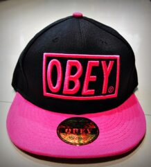 Черна дамска шапка с права козирка OBEY с розова релефна бродерия