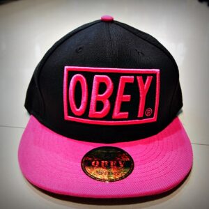 Черна дамска шапка с права козирка OBEY с розова релефна бродерия
