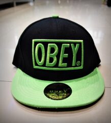 Черна мъжка шапка с права козирка OBEY с неоново зелено лого