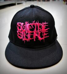 Черна шапка с права козирка на Suicide Silence с розова релефна бродерия