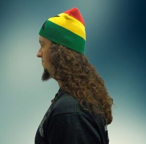 Зимна мъжка шапка Rasta с голяма черна звезда - Hover Image