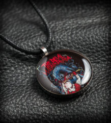 Унисекс медальон на The Devil Wears Prada
