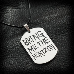 Стоманена плочка ланец Bring Me The Horizon върху черна кожена повърхност