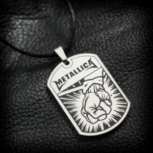 плочка от стомана Metallica St. Anger върху черна кожена връв