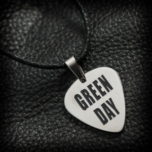 стоманено колие перце Green Day от медицинска стомана върху черна кожа
