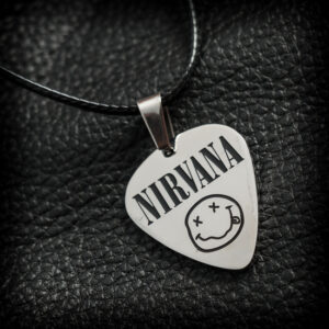 медальон от стомана Nirvana във формата на китарна пердушка върху черна кожена връв