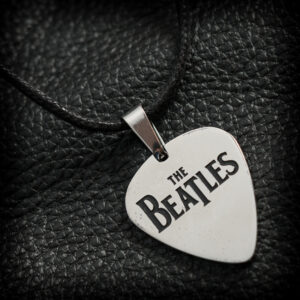 стоманено колие перце The Beatles от медицинска стомана върху черна кожа