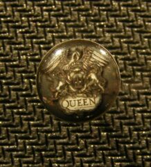Метална обеца за ухо Queen лого 9.6мм със закопчаване на винт