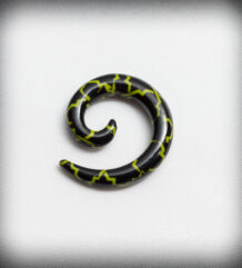 Акрилен разширител за ухо спирала черен с неоново зелени линии 4 мм Заглавие на снимка: razshiritel-uho-akril-cheren-zeleni-linii-4mm Описание на снимка: Черен акрилен разширител за ухо с диаметър 4 мм, спираловиден дизайн с ярки зелени геометрични линии.