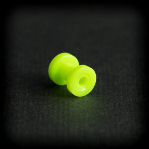Неоново зелен акрилен тунел за уши 4 мм на черен фон