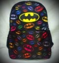 Черна тийнейджърска раница за училище с разпръснати цветни лога на Batman и жълт централен знак