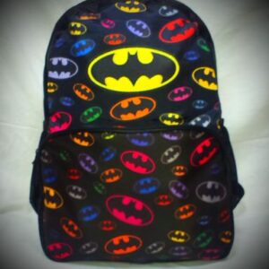 Черна тийнейджърска раница за училище с разпръснати цветни лога на Batman и жълт централен знак