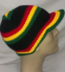 Ръчно плетена зимна шапка Rasta с козирка в ямайски цветове