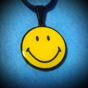 Медальон усмихнато лице Smiley от медицинска стомана върху син текстилен фон