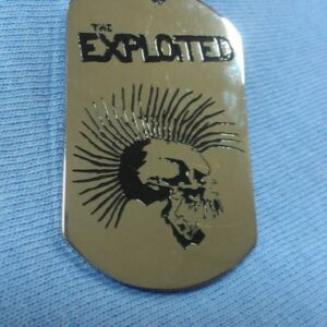 Медальон военна плочка The Exploited от медицинска стомана върху син текстилен фон