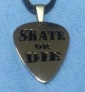 Стоманен медальон с надпис "Skate or Die"
