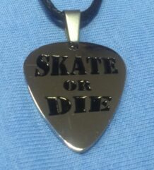 Стоманен медальон с надпис "Skate or Die"