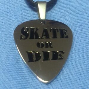 стоманен медальон форма перце за китара с надпис Skate or Die