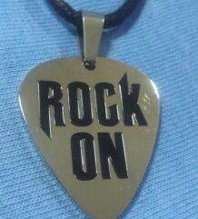 Рокаджийски медальон с надпис " ROCK ON "