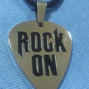 стоманен медальон форма перце за китара с надпис ROCK ON