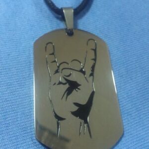 стоманен медальон с рок знак върху военна плочка