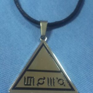 Стоманен медальон 30 Seconds to Mars с триъгълна форма върху син фон
