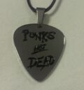 Уникален медальон перце Punks Not Dead