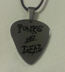 Уникален медальон перце Punks Not Dead