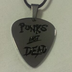 Уникален медальон перце Punks Not Dead