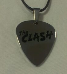 Пънкарски медальон с перце на The Clash