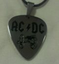 Медальон на AC/DC с черешовото топче