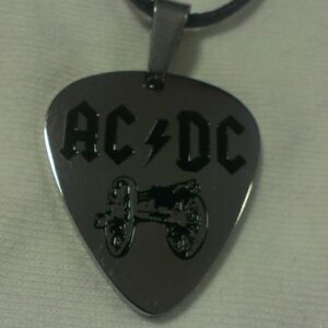 Медальон на AC/DC с черешовото топче