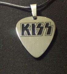 Страхотен медальон с перце на Kiss