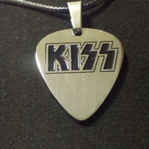 Страхотен медальон с перце на Kiss