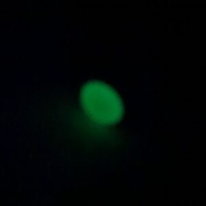 Плоска обеца за език от медицинска стомана със зелен акцент - Hover Image