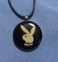 Медальон с логото на Playboy Заек върху черен фон