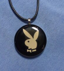 Медальон с логото на Playboy Заек върху черен фон