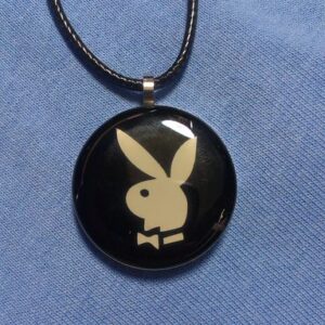 Медальон с логото на Playboy Заек върху черен фон