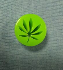 Зелен акрилен плаг за уши 16 мм с мотив на конопено листо върху сив фон