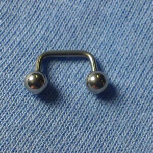 Сребриста обеца ухо подкова 8мм от медицинска стомана с две топчета