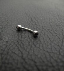 Сребриста piercing обеца за вежда с черни камъчета 1х9х3мм