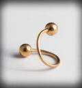 Голяма увиваща се златиста обеца с топчета
