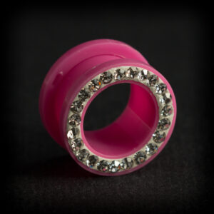 Ярко розов акрилен флеш тунел 14 мм с инкрустирани искрящи цирконии на черен фон