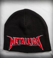 Черна зимна мъжка шапка с червена бродерия на логото на Metallica