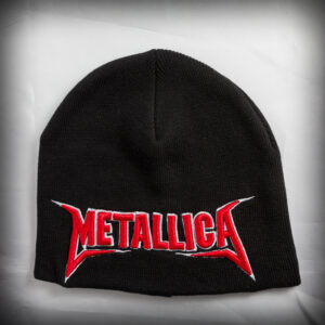Черна зимна мъжка шапка с червена бродерия на логото на Metallica
