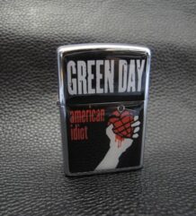 Сива запалка на Green Day - American Idiot