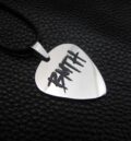 Медальон перце на Bring me the Horizon