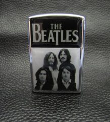 Черно-бяла запалка на The Beatles с групата