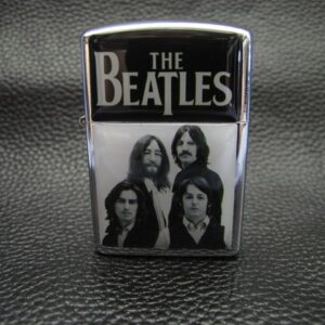 Черно-бяла запалка на The Beatles с групата